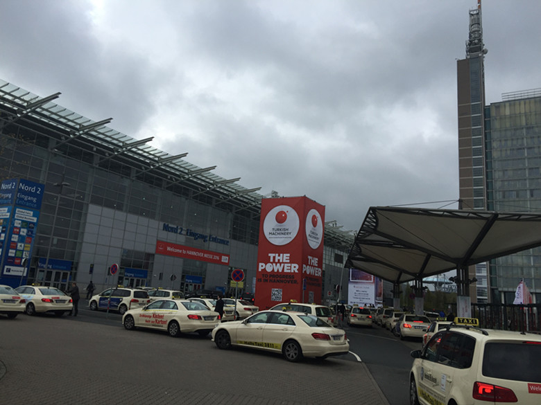 2016年4月25日-29日,山東贏創(chuàng)機(jī)械有限公司在德國(guó)漢諾威展覽中心參展了2016年德國(guó)漢諾威工業(yè)博覽會(huì)(HANNOVER MESSE 2016)。展位號(hào):14號(hào)館 ,J38-5。在為期五天的展會(huì)中,山東贏創(chuàng)機(jī)械有限公司與全球各地的客戶進(jìn)行了充分交流和洽談。站在國(guó)際工業(yè)展會(huì)平臺(tái)上,向全球客戶展示了贏創(chuàng)機(jī)械的無溶劑復(fù)合機(jī)等多項(xiàng)先進(jìn)設(shè)備。